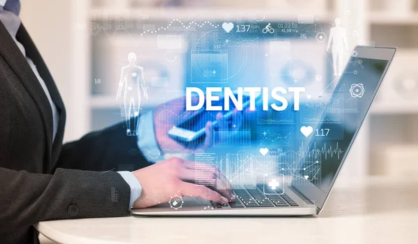 Lekarz Prowadzący Badanie Stanu Zdrowia Napisem Dentist Rejestrujący Wyniki Badań — Zdjęcie stockowe