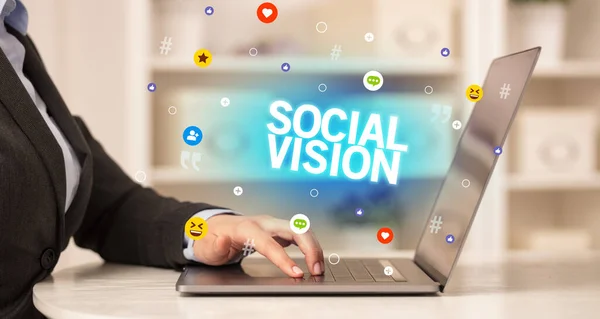 Mujer Independiente Usando Laptop Con Inscripción Social Vision Concepto Redes —  Fotos de Stock