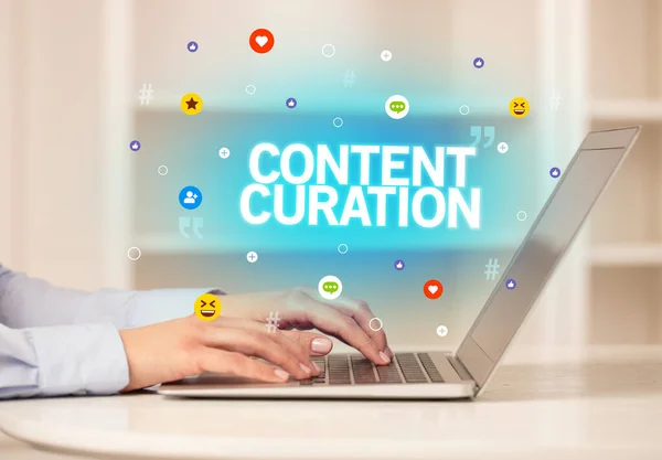 Freelance Woman Using Laptop Content Curation Inscription Social Media Concept — Stock Photo, Image
