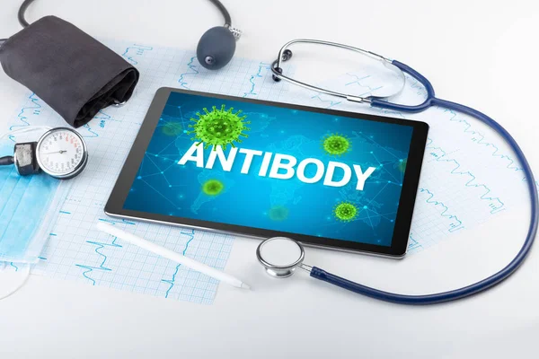 Antibody Yazıtları Mikrobiyoloji Kavramına Sahip Bir Tabletin Yakın Plan Görüntüsü — Stok fotoğraf