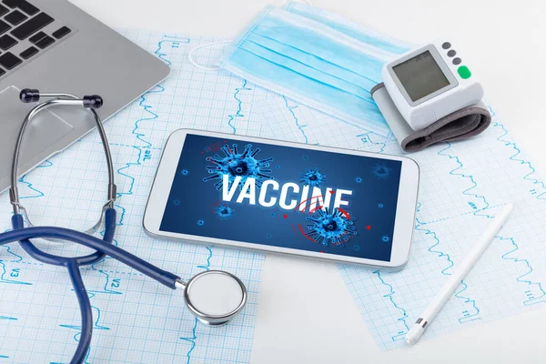 Tablet Herramientas Médicas Superficie Blanca Con Inscripción Vaccine Concepto Pandémico — Foto de Stock