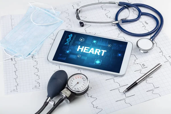 Tablet Material Médico Con Inscripción Heart Concepto Prevención —  Fotos de Stock