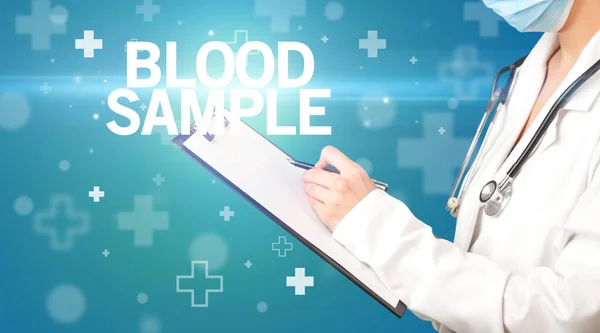 Legen Skriver Notater Skriveplaten Med Blood Sample Inskripsjon Førstehjelpskonsept – stockfoto