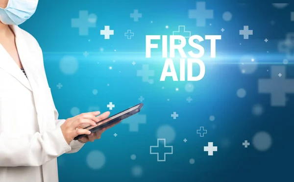 Лікар Пише Нотатки Буфері Написом First Aid Концепція Першої Допомоги — стокове фото