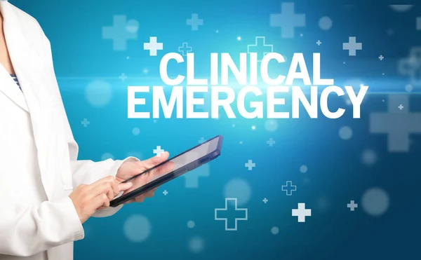 Läkare Skriver Anteckningar Klippbordet Med Klinisk Emergency Inskription Första Hjälpen — Stockfoto