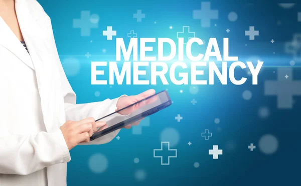 Arzt Schreibt Notizen Auf Klemmbrett Mit Medical Emergency Aufschrift Erste — Stockfoto