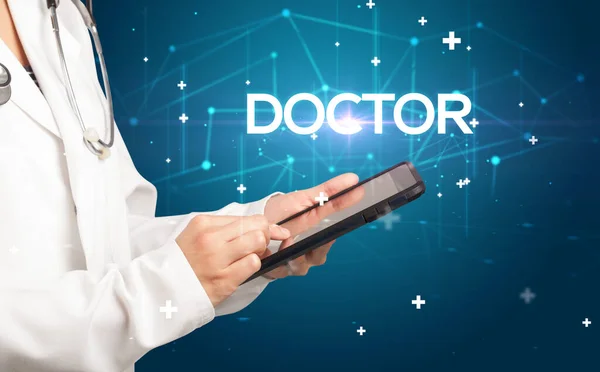 Lekarz Wypełnia Dokumentację Medyczną Napisem Doctor Koncepcja Medyczna — Zdjęcie stockowe