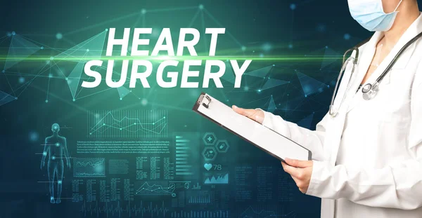 Lekarz Pisze Notatki Schowku Napisem Heart Surgery Koncepcja Diagnozy Medycznej — Zdjęcie stockowe