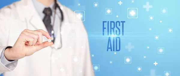 Крупним Планом Лікар Дає Таблетку Написом First Aid Медична Концепція — стокове фото