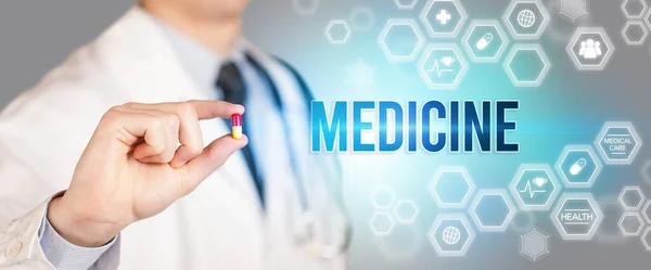 Nahaufnahme Eines Arztes Der Ihnen Eine Pille Mit Medizin Aufschrift — Stockfoto