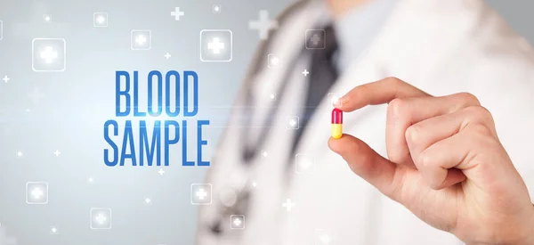 Close Médico Dando Uma Pílula Com Inscrição Sample Sangue Conceito — Fotografia de Stock