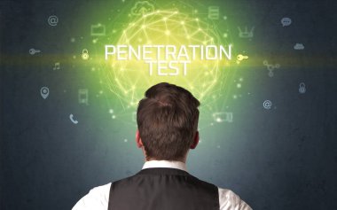 PENETRATION TEST yazıtları, çevrimiçi güvenlik kavramına sahip bir işadamının arka görünümü