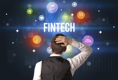 FINTECH yazıtları ve modern teknoloji kavramına sahip bir işadamının arka görünüşü