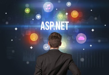 ASP.NET yazıtları ve modern teknoloji konsepti olan bir iş adamının arka görüşü.