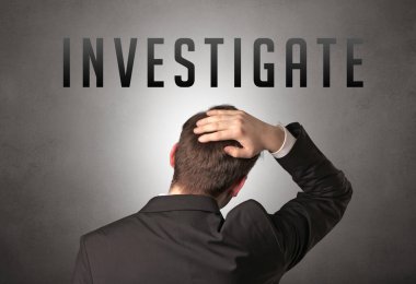 INVESTIGATE yazıtları ve siber güvenlik kavramına sahip bir işadamının arka görünüşü