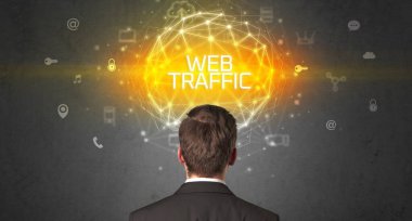 Web TRAFFIC yazıtlı bir işadamının arka görünümü, çevrimiçi güvenlik kavramı