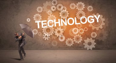 TECHNOLOGY yazıtlarından şemsiyeyle savunma yapan iş adamı, teknoloji kavramı