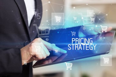 Genç kişi online alışveriş uygulaması üzerinden PRICING STRATEGY yazıtları ile alışveriş yapıyor