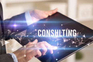 Tablet kullanarak ellerinizi kapatın. Yazı, modern iş teknolojisi kavramı.