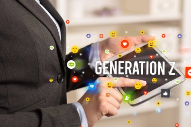 Sosyal medya simgeleri ve GENERATION Z yazıtlarıyla multimedya oynayan işadamını kapat