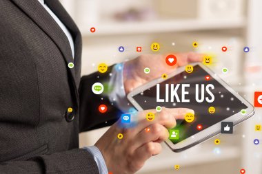 Sosyal medya simgeleri ve ABD yazıtları gibi multimedya oynayan iş adamlarının kapatılması