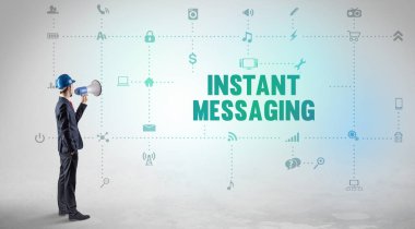 INSTANT MESSAGING yazıt kavramı ile yeni bir sosyal medya platformu üzerinde çalışan mühendis