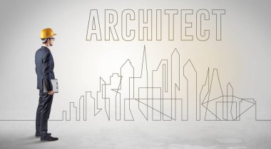 Elinde ARCHITECT yazıtları, mühendisliği ve mimari konsepti olan sağlam şapkalı bir işadamı.