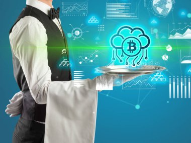 Tablada bulut simgelerinde bitcoin servis eden genç garson, para değişimi konsepti