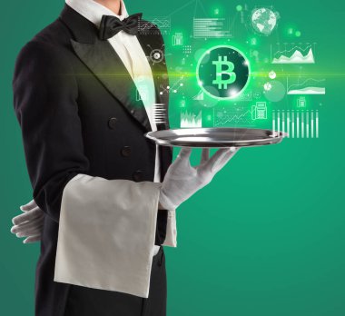 Genç garson tablada bitcoin ikonları servis ediyor, para değişimi konsepti