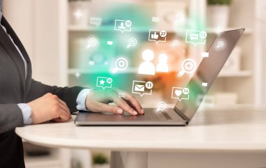 Bilgisayarda cinsiyet simgeleriyle sörf yapan genç kişi, sosyal medya kavramı