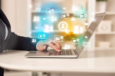 Bilgisayarda arama simgeleriyle sörf yapan genç kişi, sosyal medya kavramı