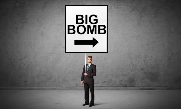 Pessoa Negócios Segurando Sinal Tráfego Com Inscrição Big Bomb Conceito — Fotografia de Stock