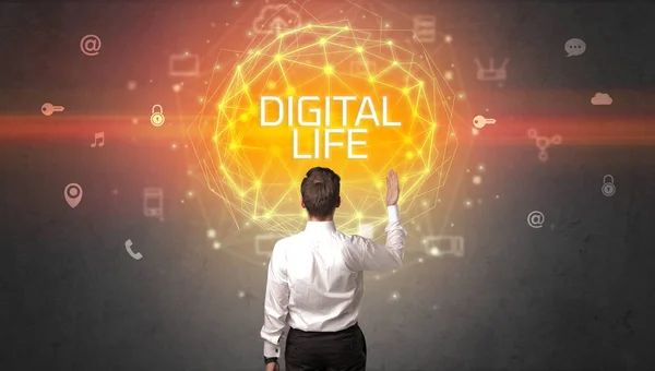 Zadní Pohled Podnikatele Nápisem Digital Life Online Bezpečnostní Koncepce — Stock fotografie