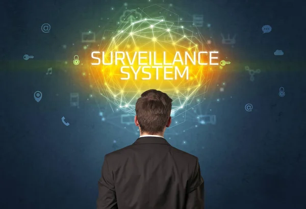 監視システムの碑文を持つビジネスマンの背面ビュー オンラインセキュリティの概念 — ストック写真