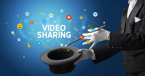 Zauberer Zeigt Zaubertrick Mit Video Sharing Aufschrift Social Media Marketing — Stockfoto