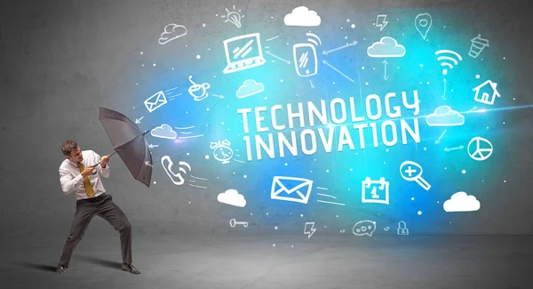 技術革新の碑文から傘で守るビジネスマン 近代的な技術の概念 — ストック写真