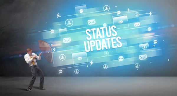 Красивий Бізнесмен Захищається Парасолькою Напису Status Updates Концепція Нових Медіа — стокове фото