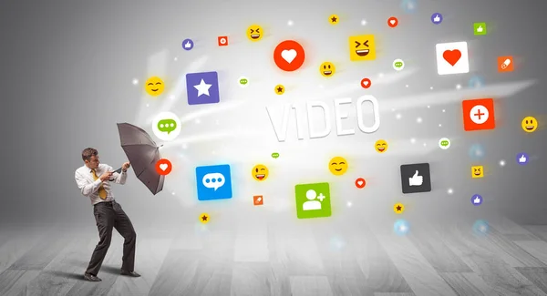 Schöner Geschäftsmann Verteidigt Sich Mit Regenschirm Aus Video Aufschrift Social — Stockfoto