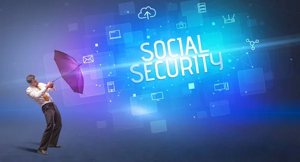 Бизнесмен Защищающийся Зонтиком Кибератаки Надписи Social Security Концепция Онлайн Безопасности — стоковое фото