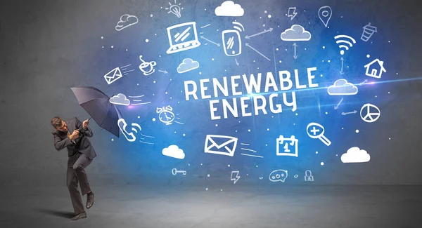 再生可能エネルギーの碑文から傘で守るビジネスマン 近代的な技術の概念 — ストック写真