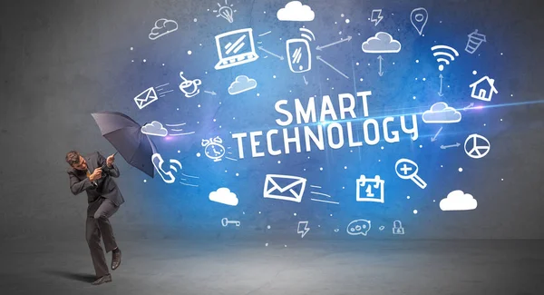 Smart Technologyの碑文から傘で守るビジネスマン 現代の技術コンセプト — ストック写真