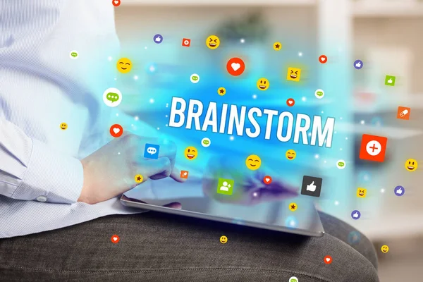 Крупним Планом Бізнесмен Грає Мультимедіа Піктограмами Соціальних Мереж Напис Brainstorm — стокове фото