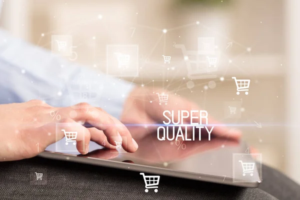 Junge Person Kauft Über Online Shopping Applikation Mit Superqualitäts Aufschrift — Stockfoto