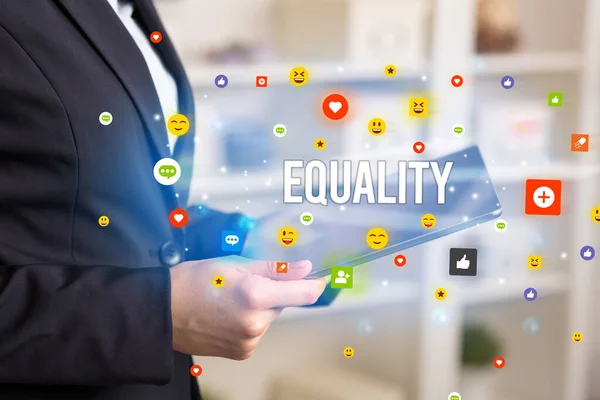 Közösségi Média Ikonjaival Equality Felirattal Multimédiás Üzletembert Ábrázoló Közeli Kép — Stock Fotó