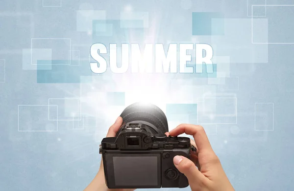 Close Håndholdt Digitalt Kamera Med Summer Inskription Rejsekoncept - Stock-foto