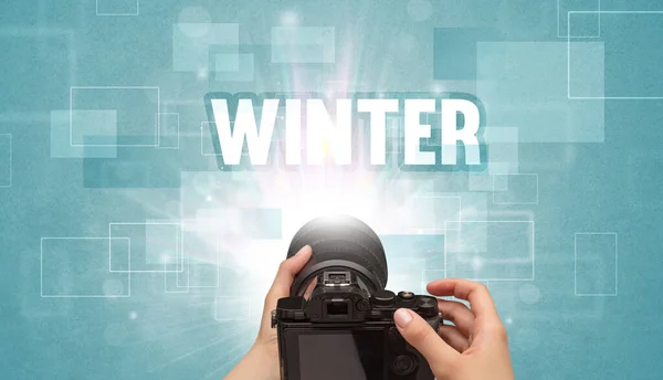 Detailní Záběr Ruky Držící Digitální Fotoaparát Nápisem Winter Koncept Cestování — Stock fotografie