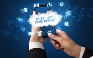 MOBILE APPS DEVELOPMENT yazıtları, bulut teknolojisi konsepti ile kadın el telefonu