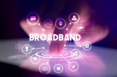 Web teknolojisi simgeleri ve BROADBAND yazıtları ile tablete dokunmak, web teknolojisi kavramı