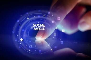 Sosyal medya simgeleri ve Sosyal Medya ile parmak dokunma tablet