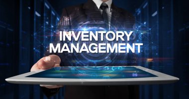 Tablet üzerinde çalışan genç iş adamı ve yazıyı gösteriyor: MÜZİK, iş konsepti